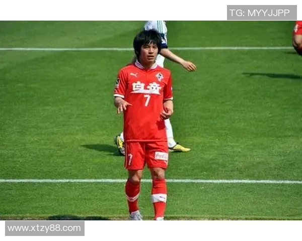 熊本深红与福冈山峰的激烈对决展现足球魅力与团队精神